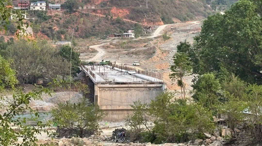 निर्माण गर्दागर्दै भत्कियो तामाकोसी माथिको ठेडीखोलाको पुल