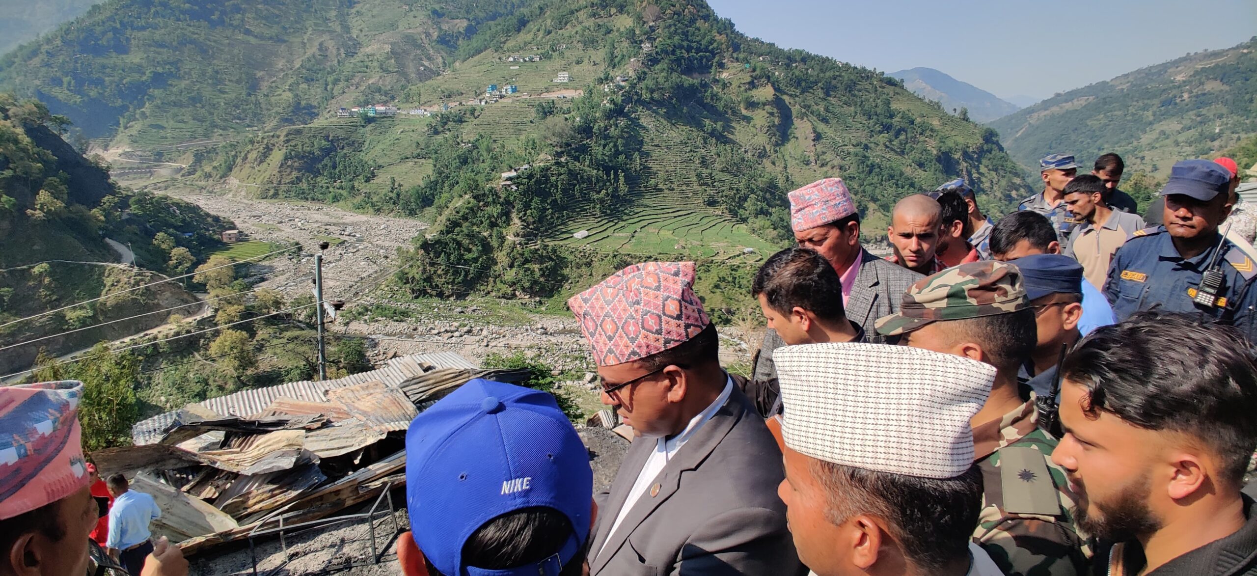 मन्त्री पाण्डेले गरे आगलागीबाट नष्ट बाजुराको बाम्का बजार क्षेत्रको निरीक्षण
