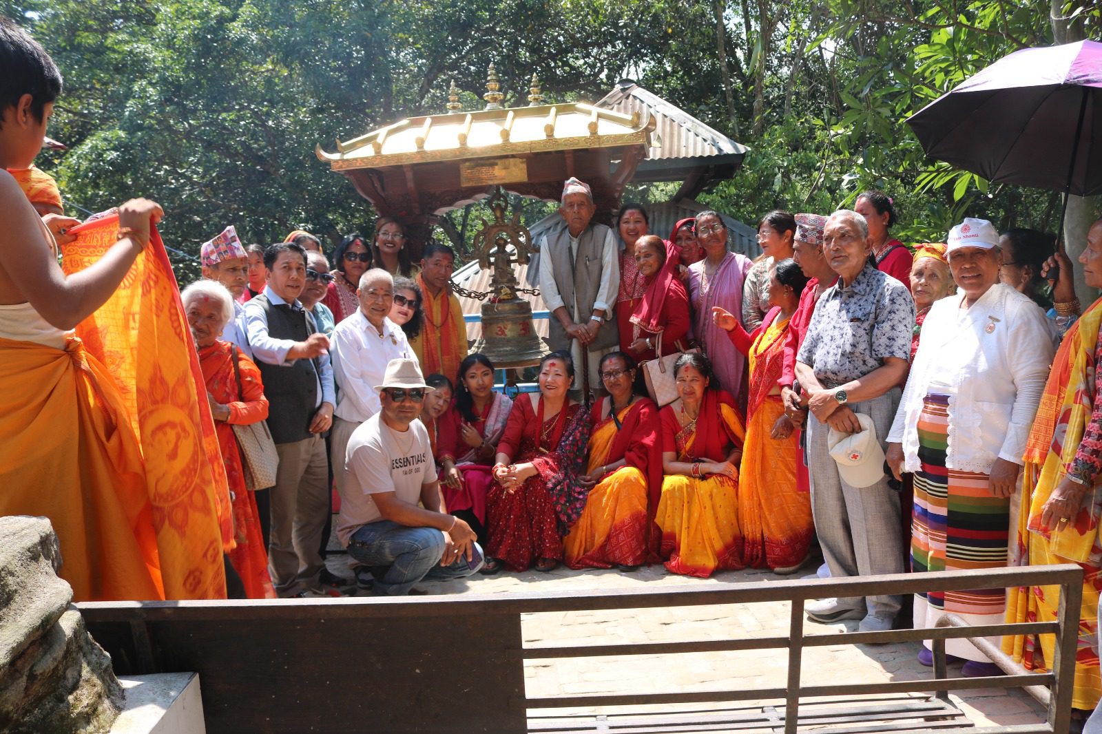 संखुवासभाको मनकामना मन्दिरमा श्रेष्ठ दम्पतीले चढाए सबैभन्दा ठूलो घण्टी