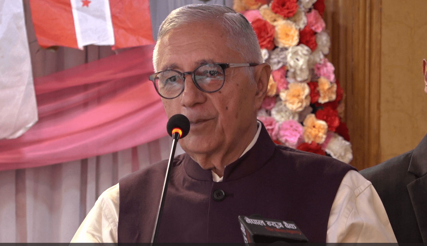 कार्यकर्ताले नेताहरुलाई प्रश्न गर्न नसक्नु भनेको ‘दास’ हुनु हो : डा.कोइराला
