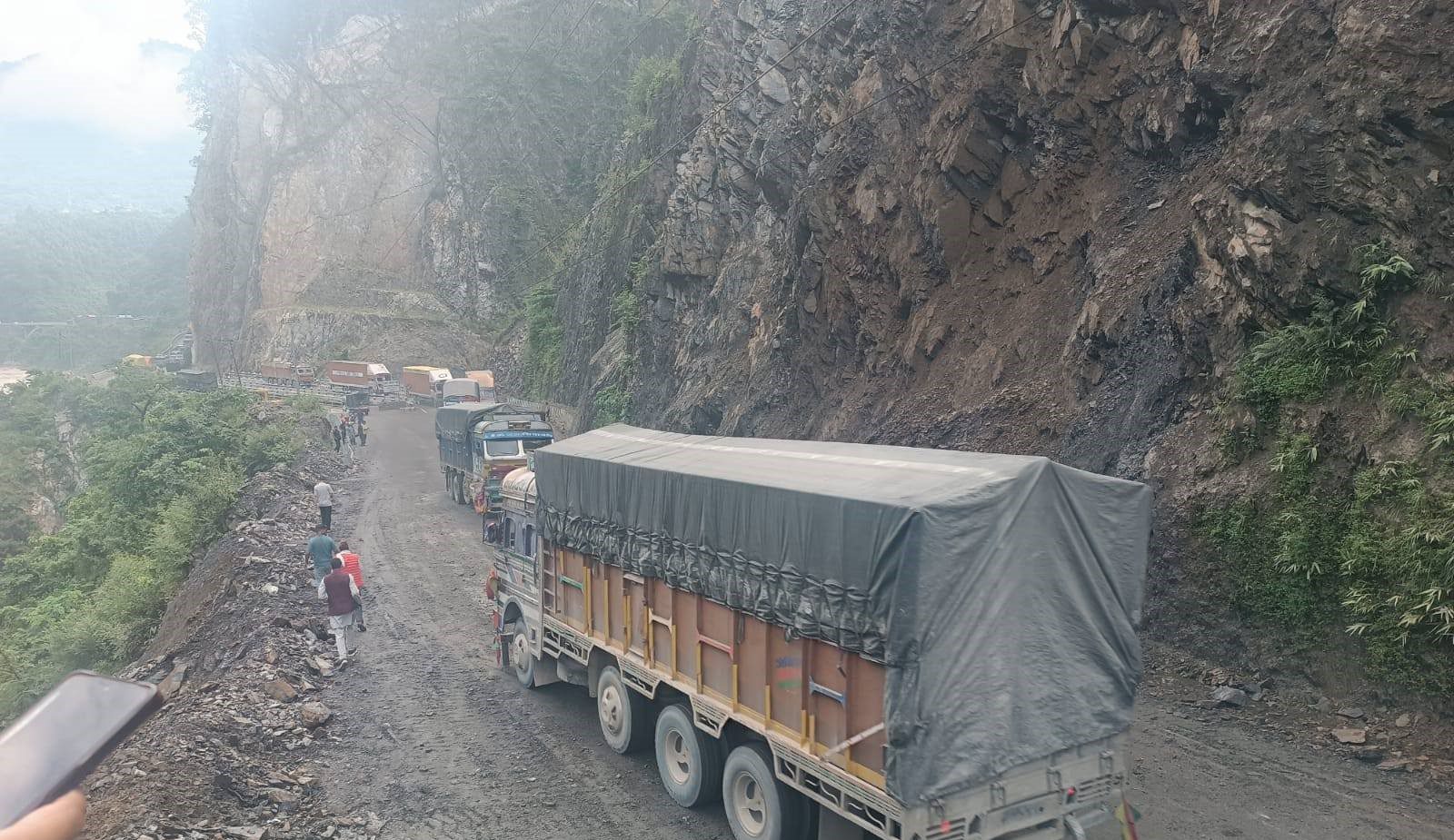 अविरल वर्षाले देशभरका राजमार्ग प्रभावित, दर्जनौँ सडकखण्ड अवरुद्ध