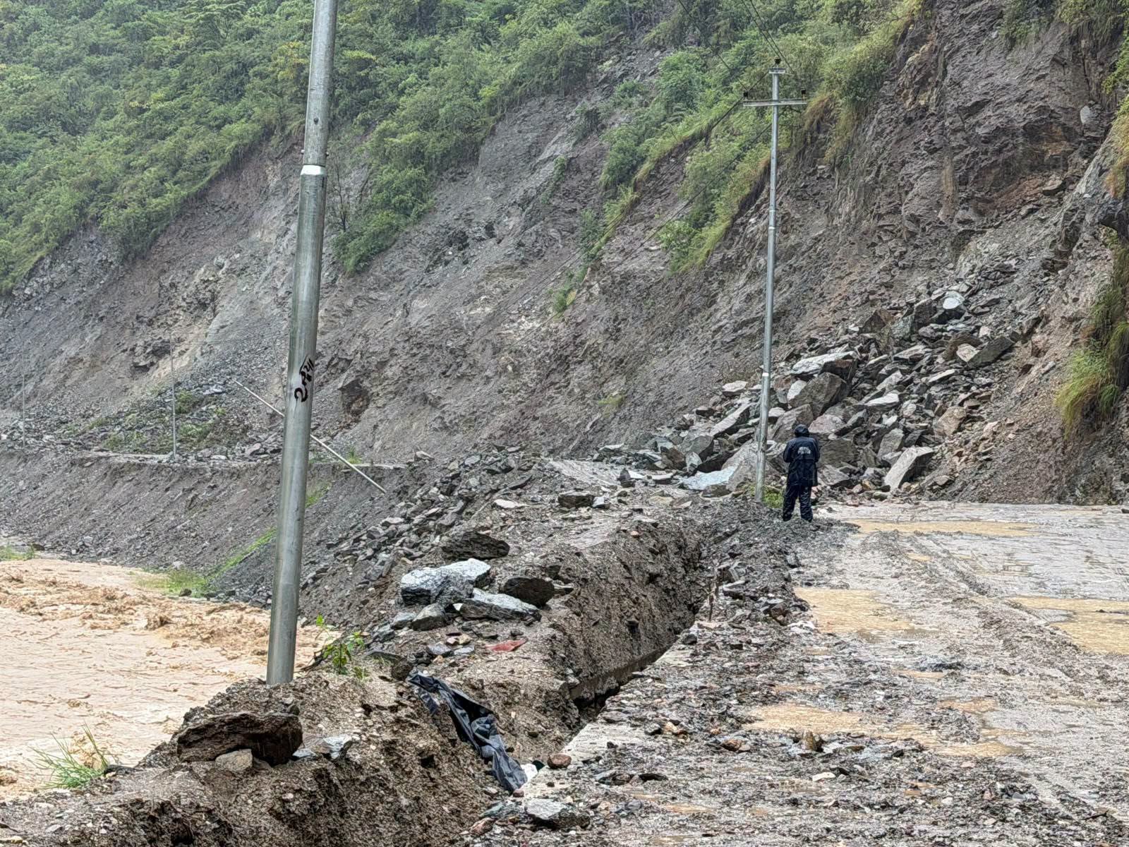 पहिरोका कारण बीपी राजमार्ग बन्द