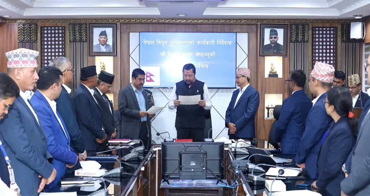 विद्युत प्राधिकरणका नवनियुक्त कार्यकारी निर्देशक श्रेष्ठले लिए सपथ