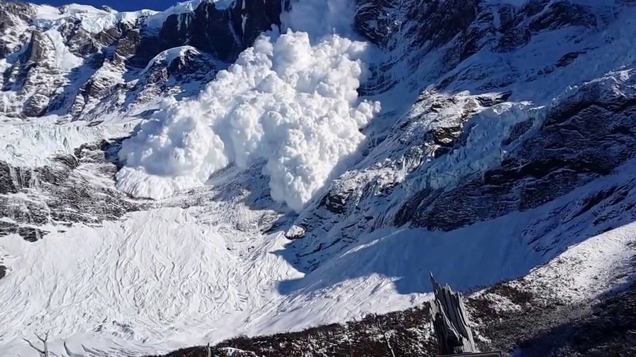 मनाङको हिम्लुङ हिमालमा हिमपहिरो, करिब १२ जना नेपाली आरोही बेपत्ता भएको आशंका
