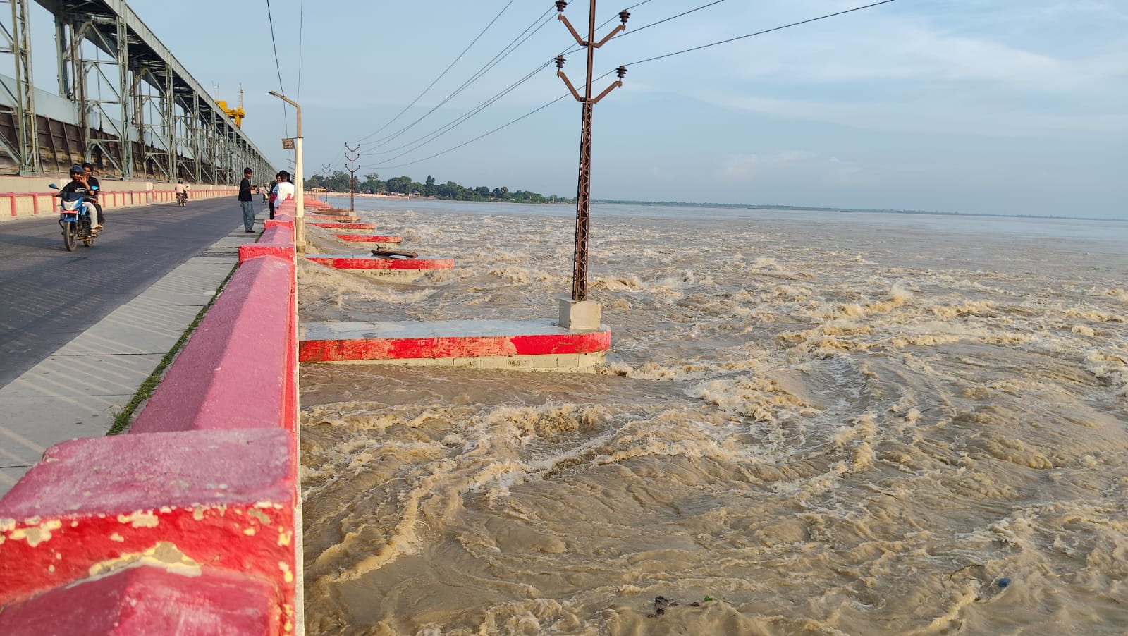 कोशी ब्यारेजमा पानीको बहाव बढेसँगै ३१ ढोका खोलियो, सतर्कता अपनाउन आग्रह